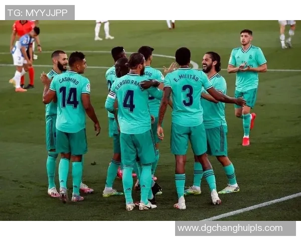 上海足球队团队协作引发热议球迷对战术配合与队员默契的不同看法 上海足球队团队协作引发热议球迷对战术配合与队员默契的不同看法