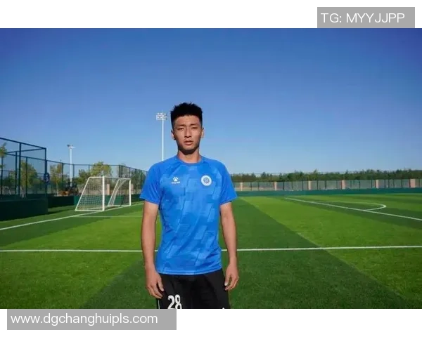 足球明星的风采与魅力展现他们在绿茵场上的英姿与个性